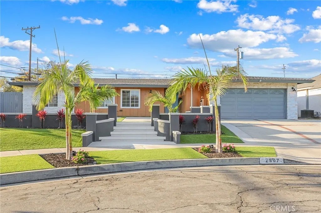 2807 E Alden