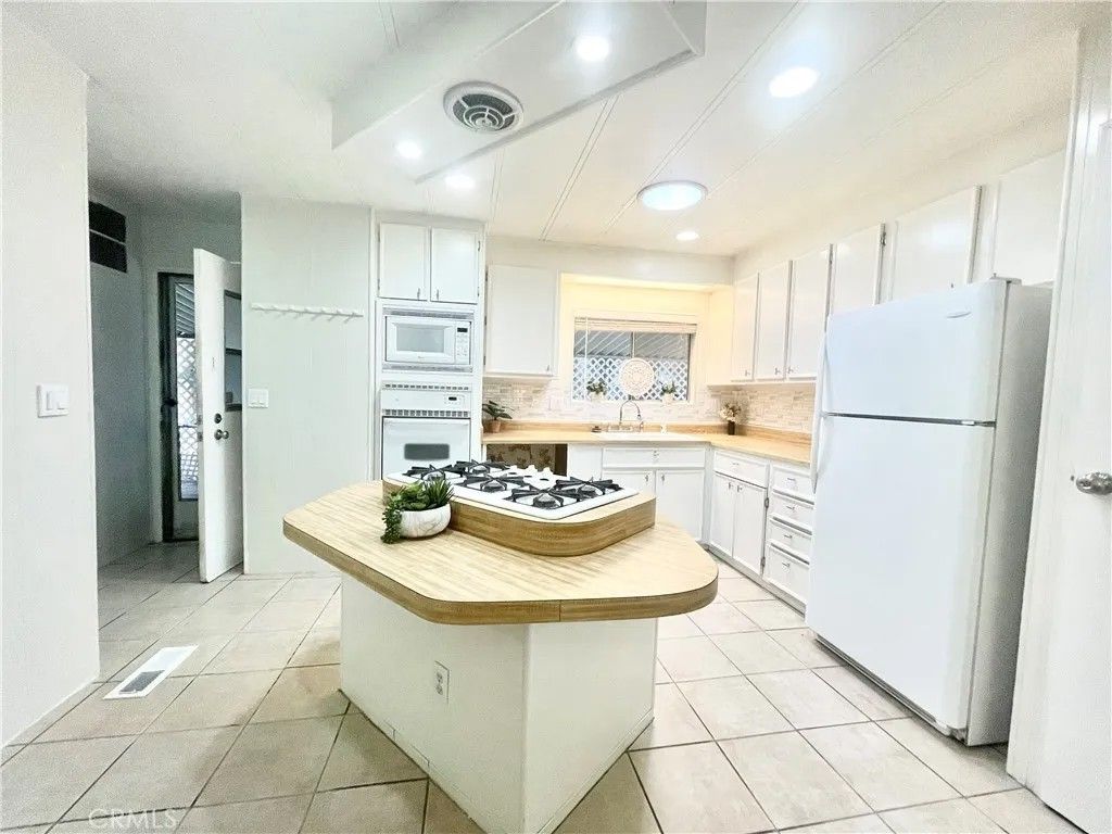 Photo of 4040 Piedmont Dr, Highlands, CA 92346 (MLS # IG26087596)