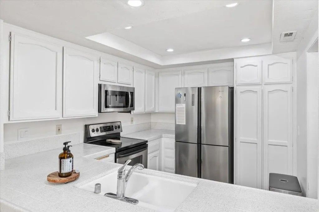 Photo of 1113 Wren Gln, Escondido, CA 92026 (MLS # NDP2601441)