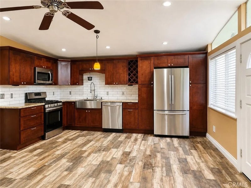 1252 E Walnut