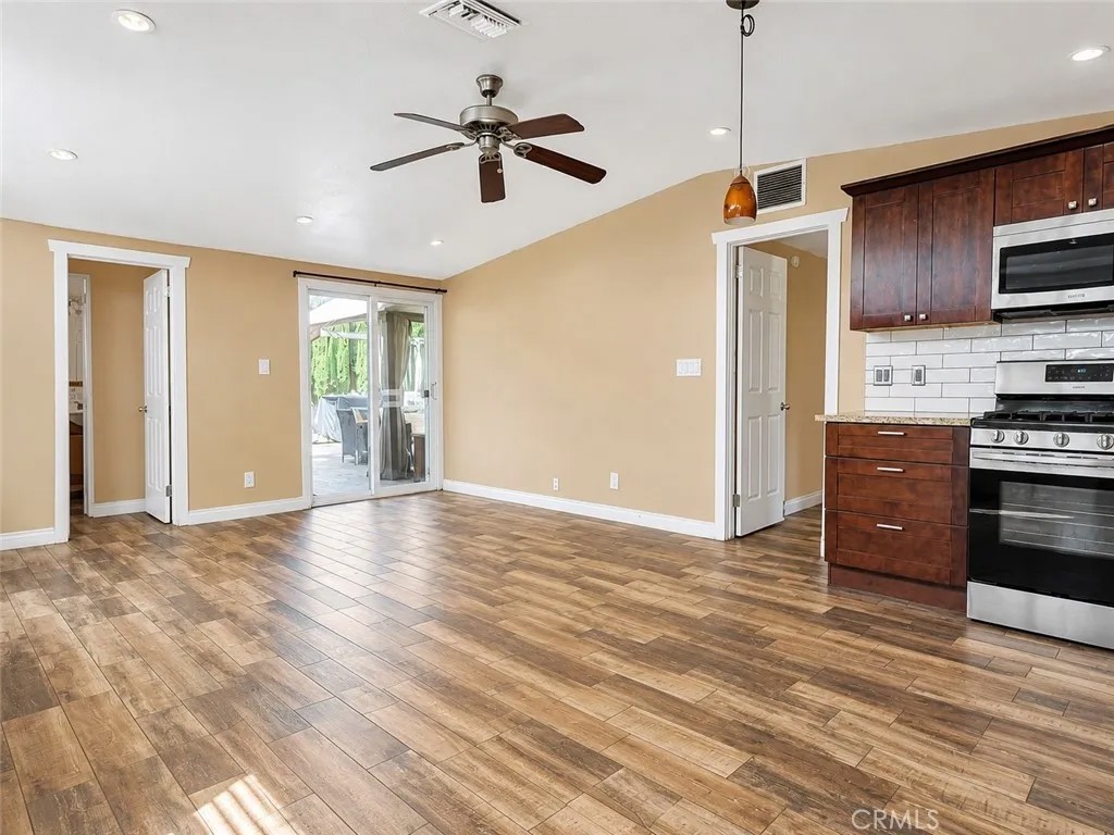 1252 E Walnut