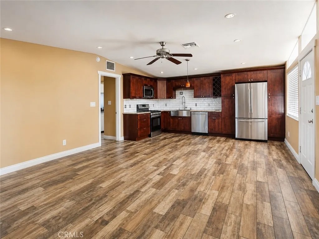 1252 E Walnut