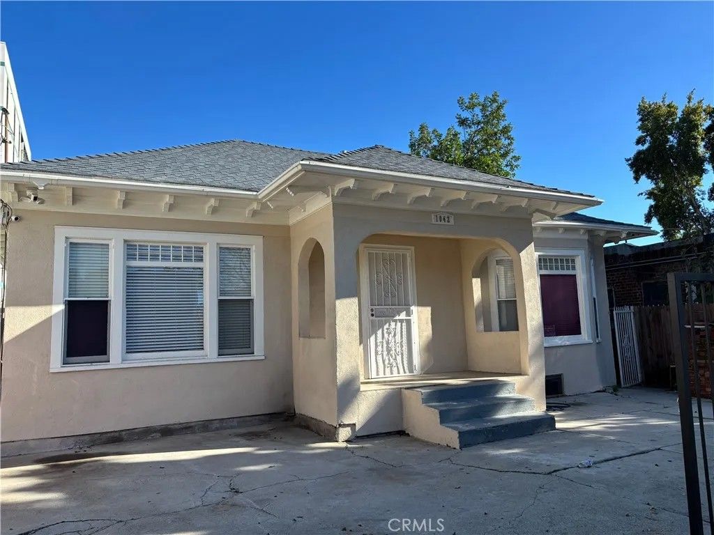 Photo of 1042 S Catalina Street, Los Angeles, CA 90006 (MLS # GD26007340)