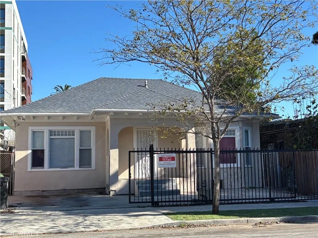 Photo of 1042 S Catalina Street, Los Angeles, CA 90006 (MLS # GD26007340)