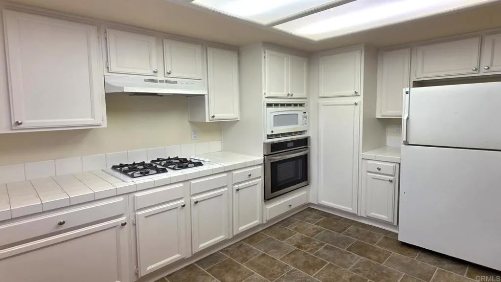 1872 Matin Circle 204