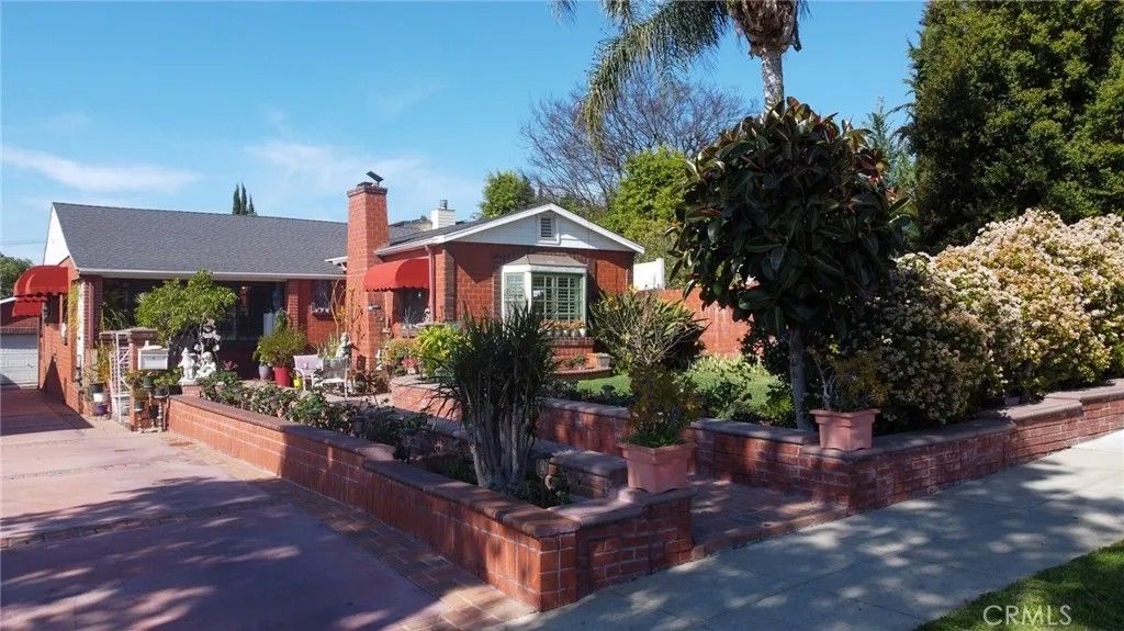 Photo of 1343 Highland Ave, Glendale, CA 91202 (MLS # GD26044318)