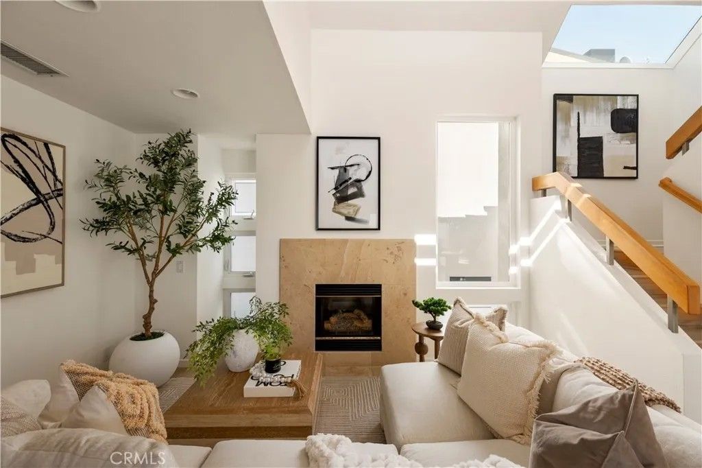 Photo of 517 Larkspur Ave #2, Corona Del Mar, CA 92625 (MLS # OC26057896)