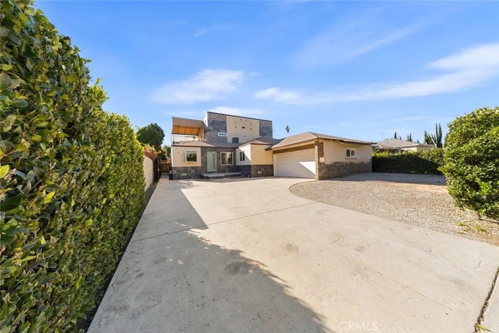 Photo of 18748 Collins Street, Tarzana, CA 91356 (MLS # GD26010471)