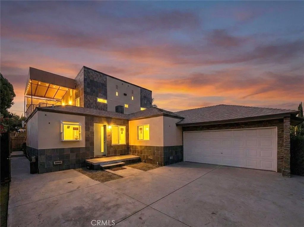 Photo of 18748 Collins Street, Tarzana, CA 91356 (MLS # GD26010471)