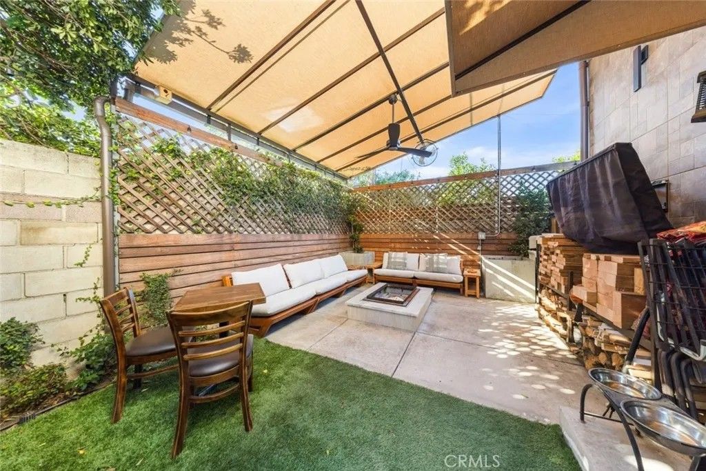 Photo of 18748 Collins Street, Tarzana, CA 91356 (MLS # GD26010471)