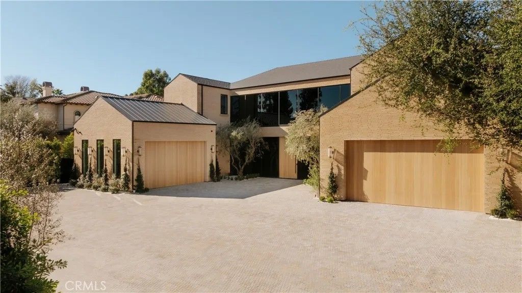 Photo of 4543 Densmore Avenue, Encino, CA 91436 (MLS # SR25278243)