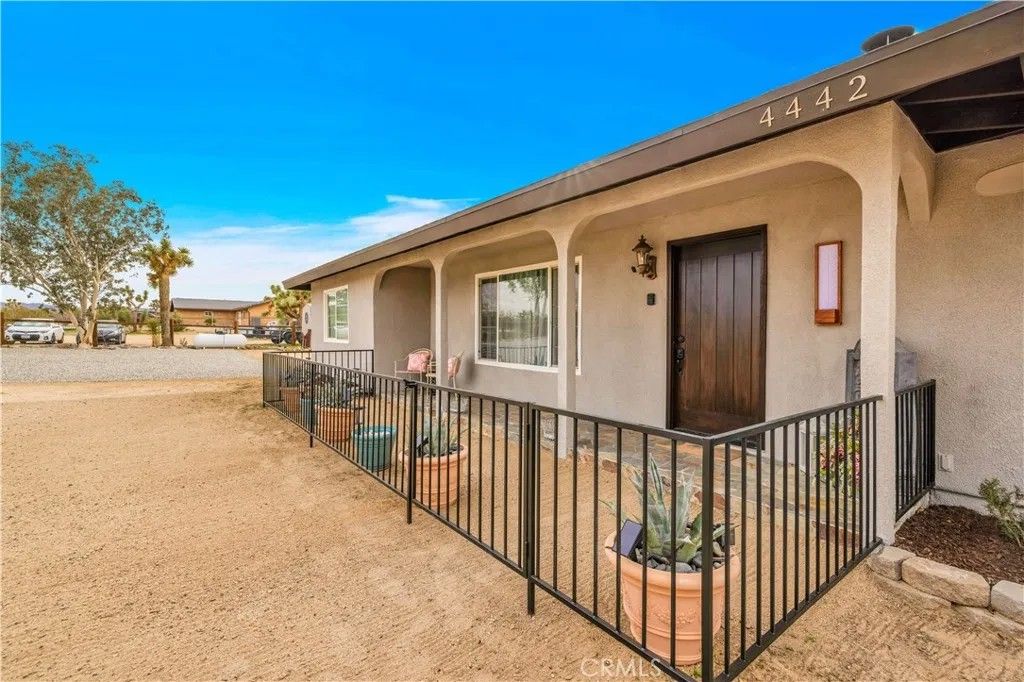 Photo of 4442 Bonita Ave, Yucca Valley, CA 92284 (MLS # JT26030295)