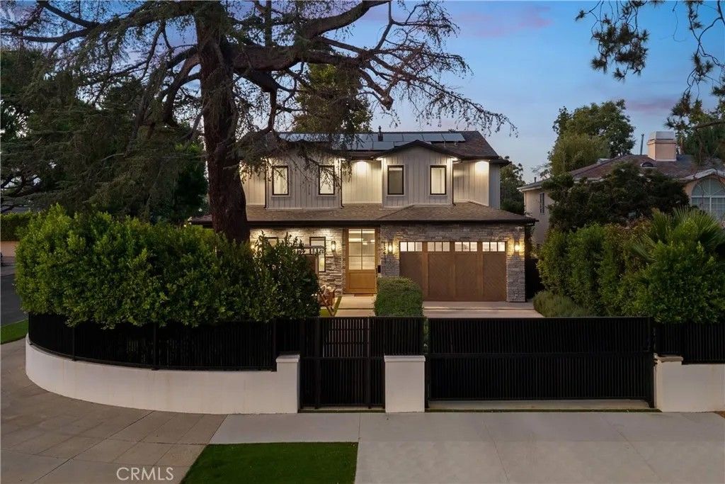 Photo of 13627 Chandler Boulevard, Sherman Oaks, CA 91401 (MLS # SR25231159)