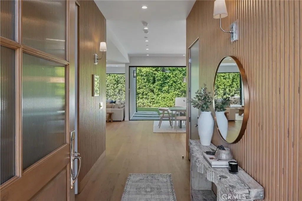 Photo of 13627 Chandler Boulevard, Sherman Oaks, CA 91401 (MLS # SR25231159)
