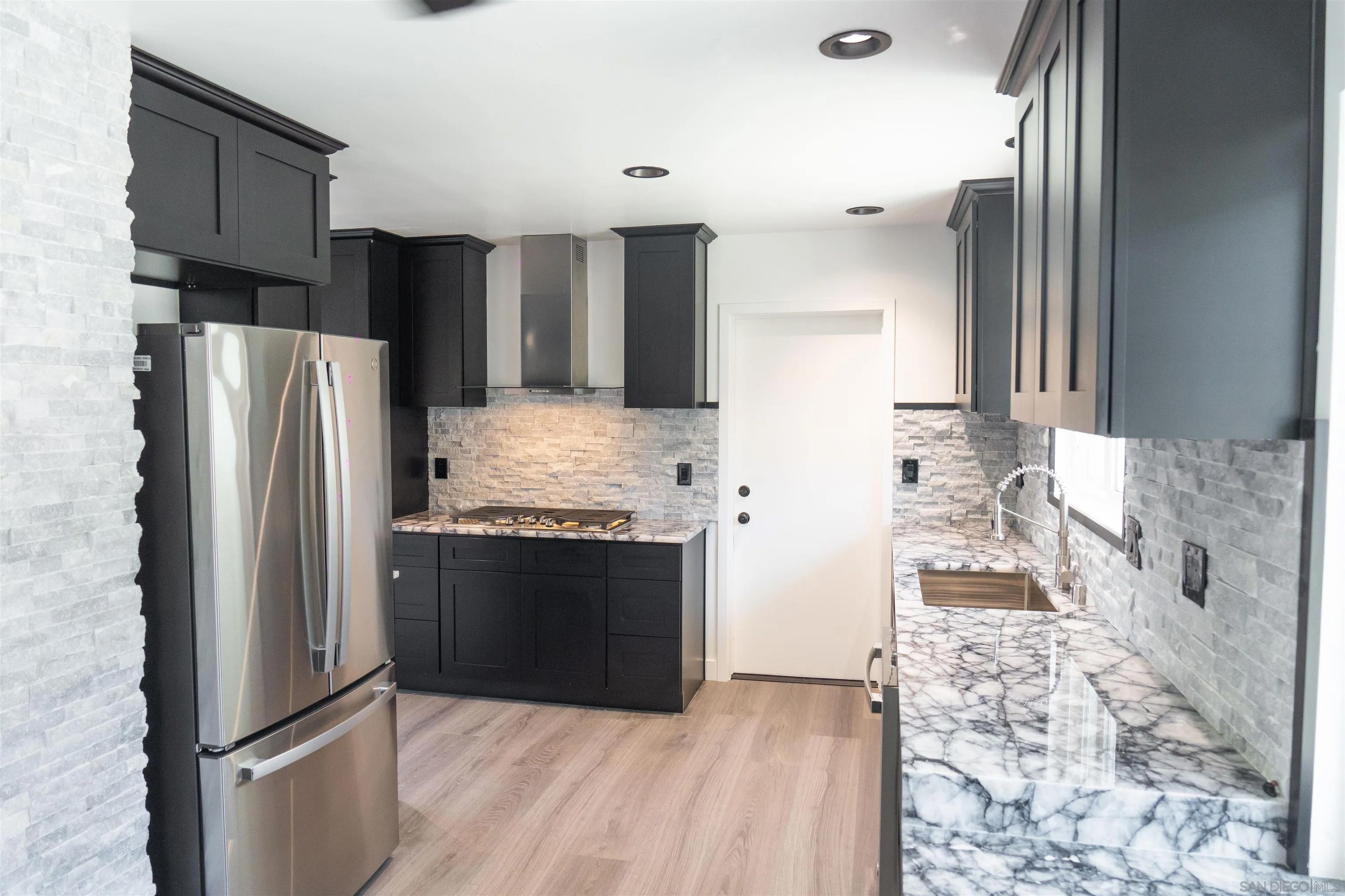 6517 Hillgrove