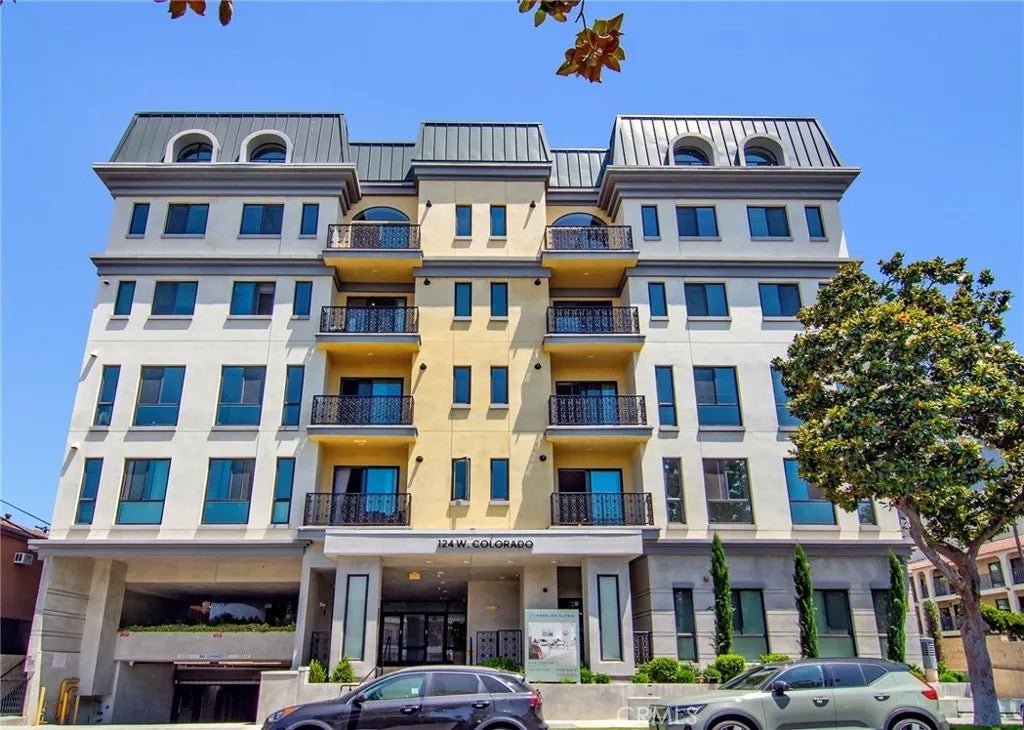 Photo of 124 W Colorado ST #502, Glendale, CA 91204 (MLS # SR26205572)