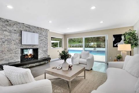 Photo of 18961 La Amistad Pl, Tarzana, CA 91356 (MLS # SR25245065)