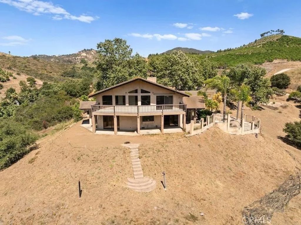 Photo of 879 Stewart Canyon Road, Fallbrook, CA 92028 (MLS # SW25109596)