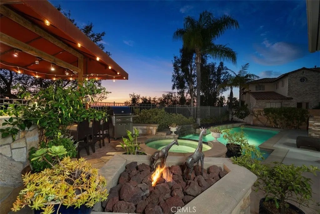 22801 Maiden Lane