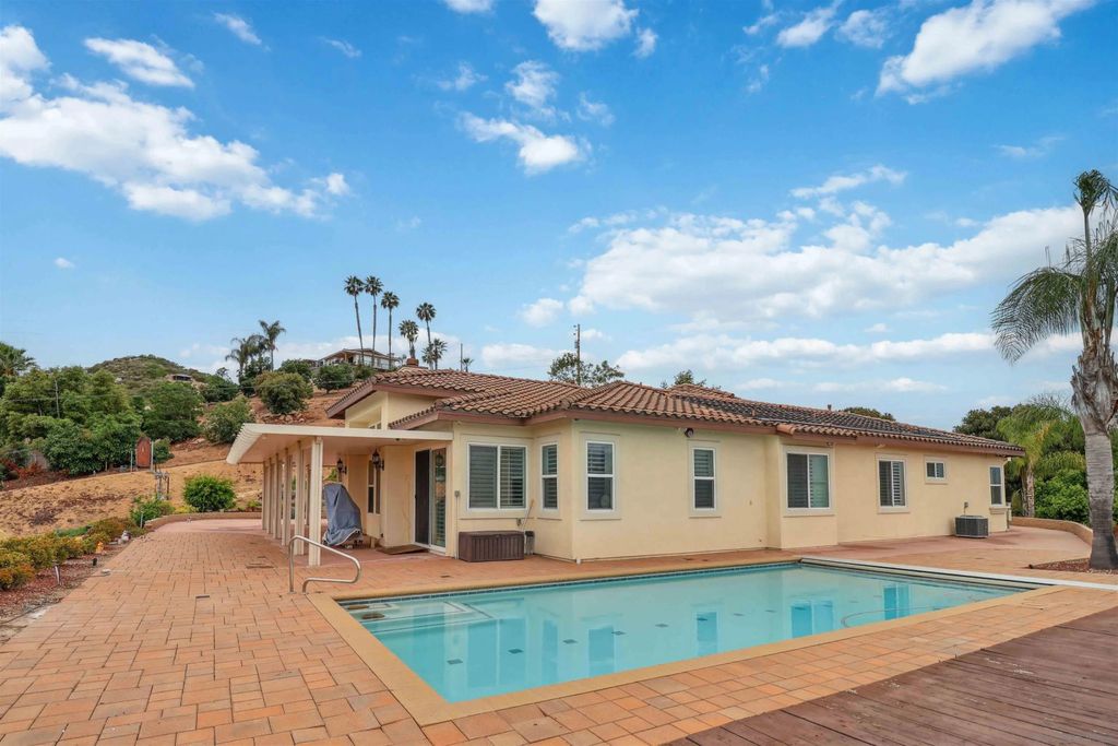 Photo of 2387 Country Heights Rd, Escondido, CA 92026 (MLS # 250041490)