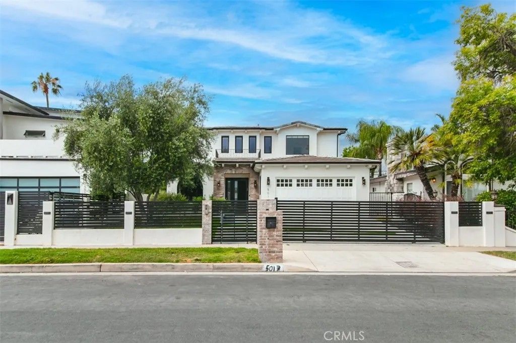 Photo of 5017 Hesperia Ave, Encino, CA 91316 (MLS # SR26090828)