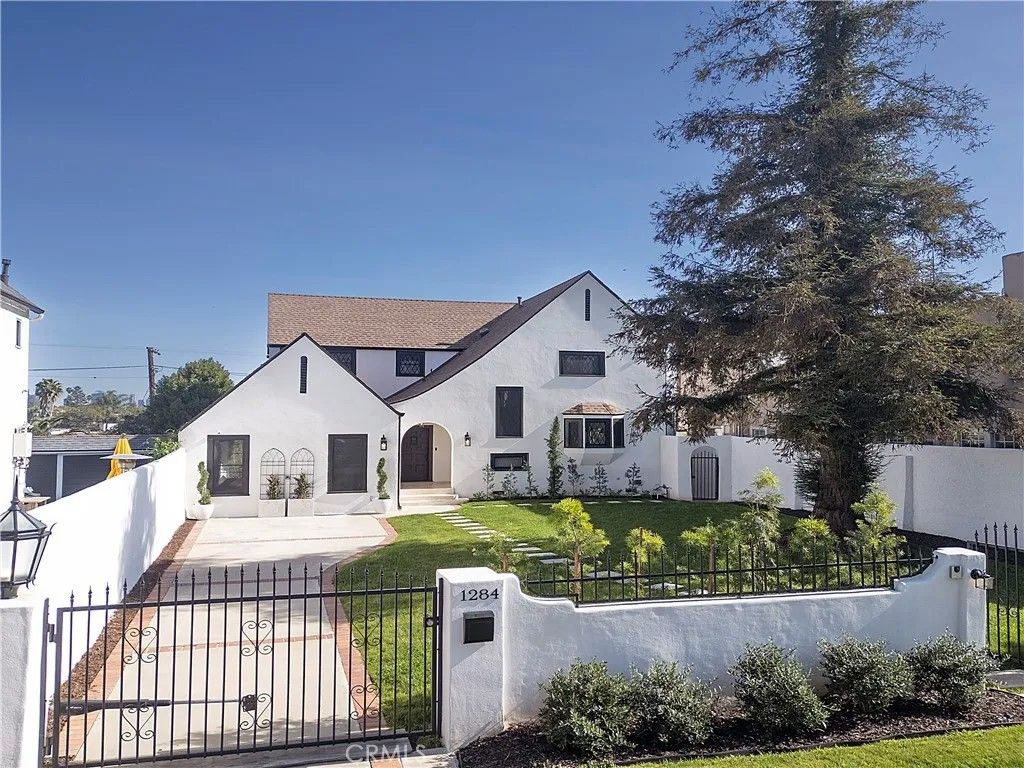 Photo of 1284 S Orange Drive, Los Angeles, CA 90019 (MLS # SR26019903)