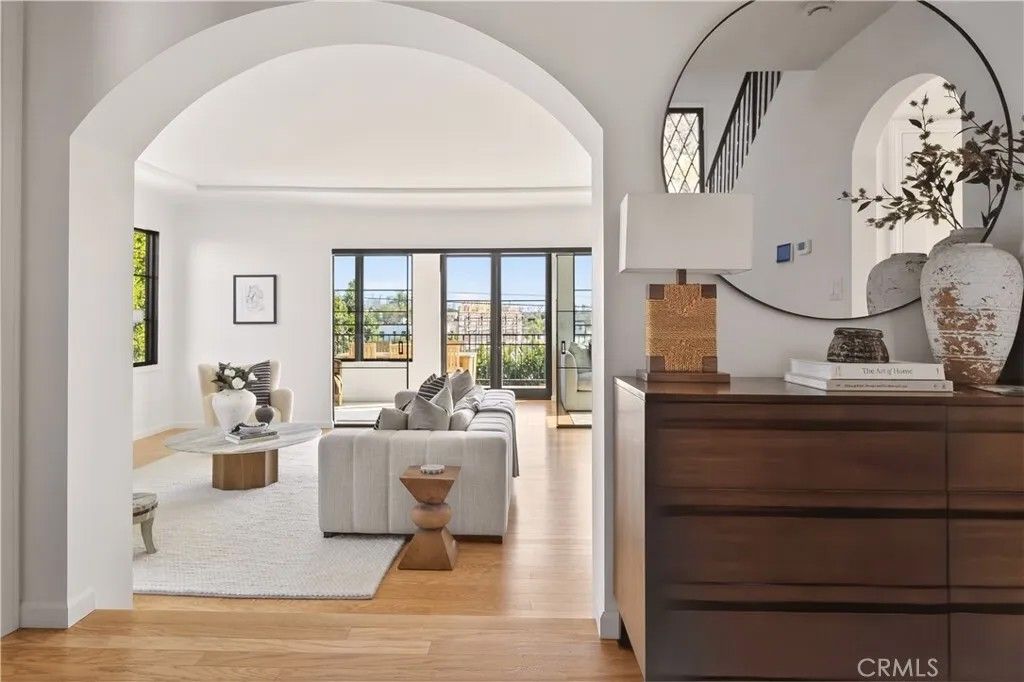 Photo of 1284 S Orange Drive, Los Angeles, CA 90019 (MLS # SR26019903)