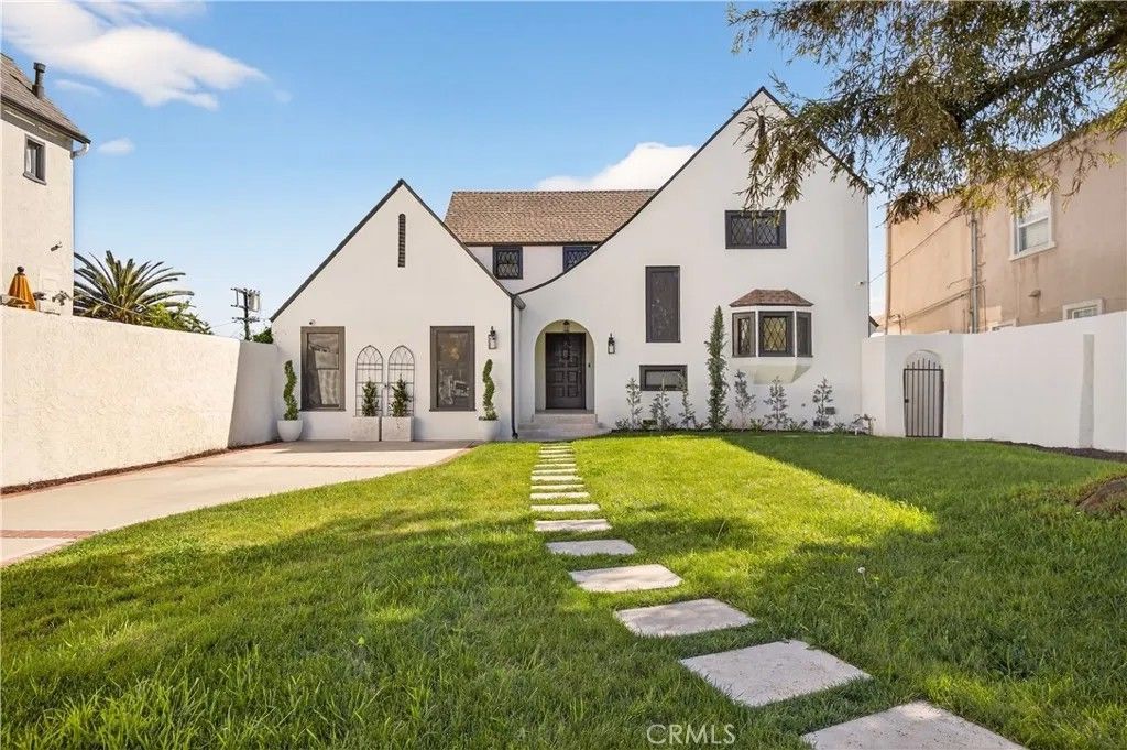 Photo of 1284 S Orange Drive, Los Angeles, CA 90019 (MLS # SR26019903)