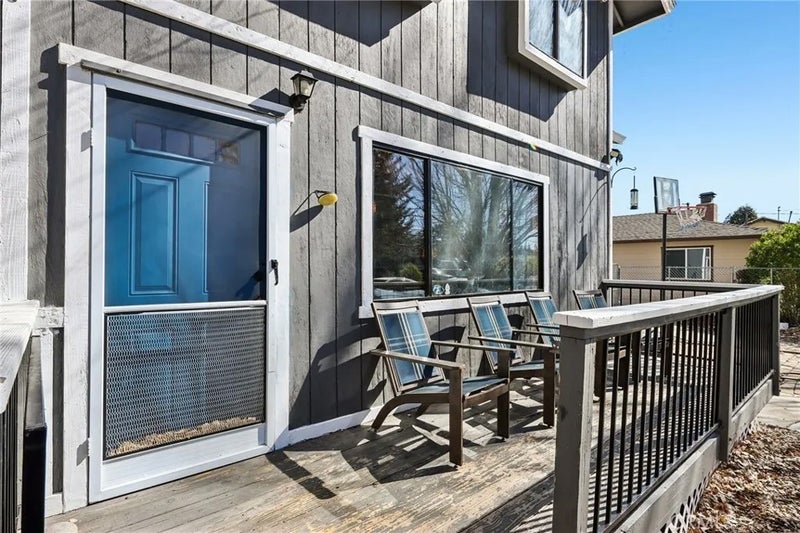 105 E Meadow Lane