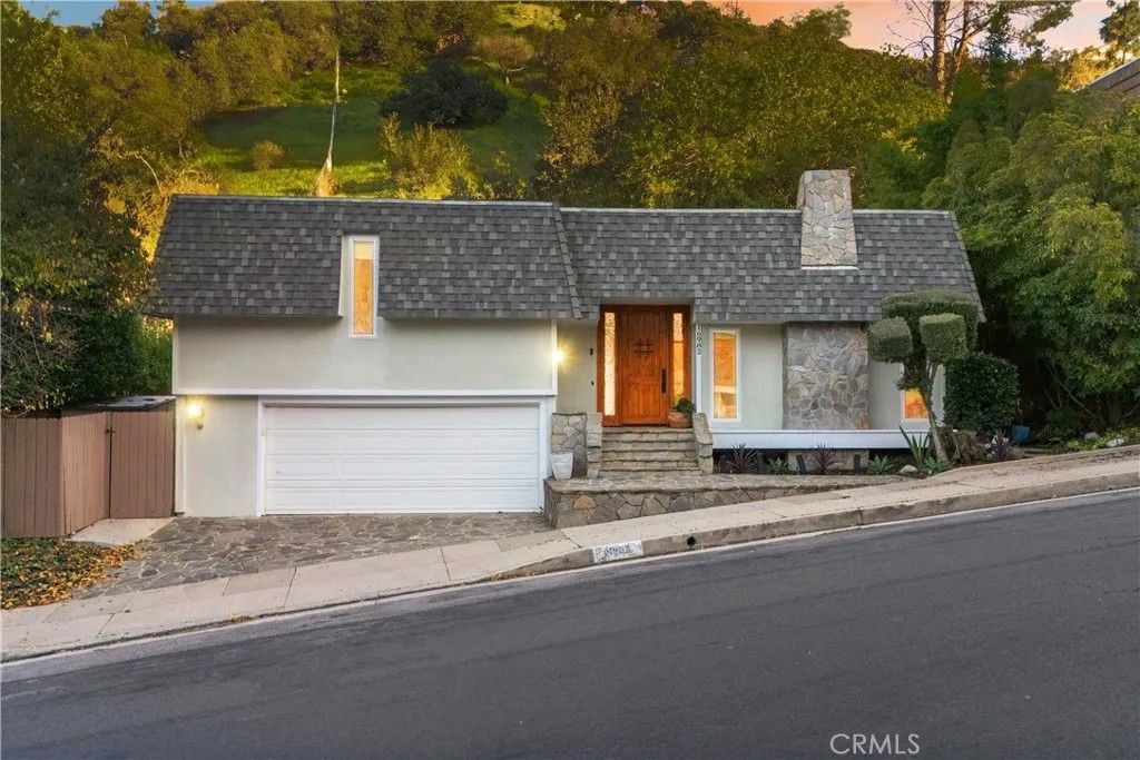 Photo of 16982 Escalon Drive, Encino, CA 91436 (MLS # SR25281979)