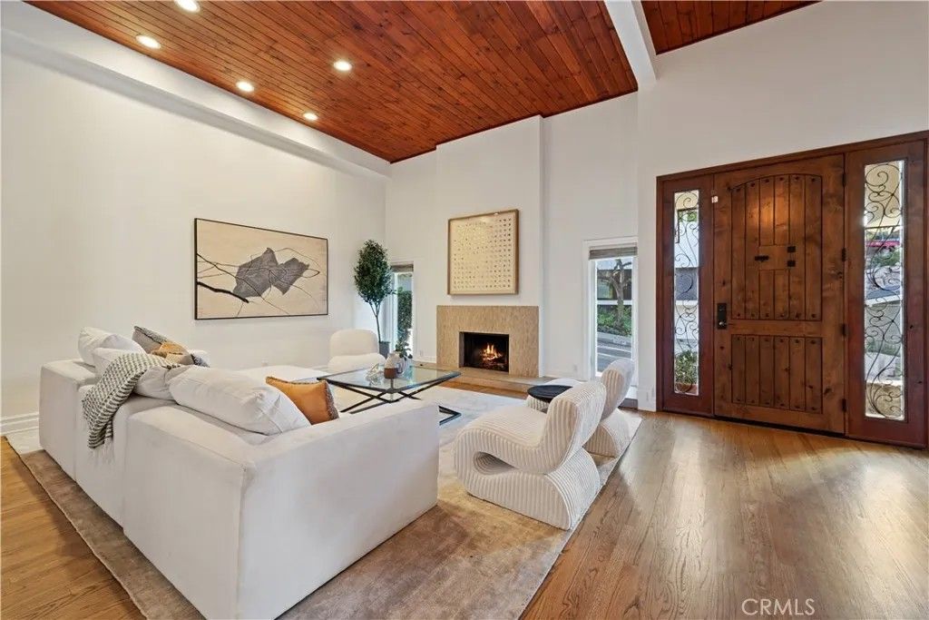 Photo of 16982 Escalon Drive, Encino, CA 91436 (MLS # SR25281979)