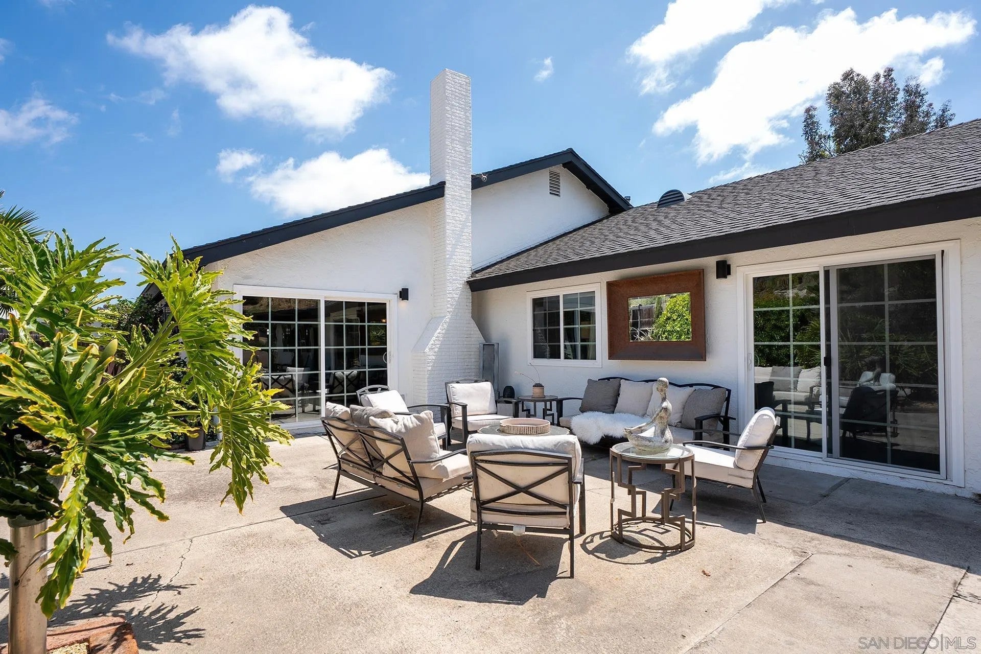 902 Loma View