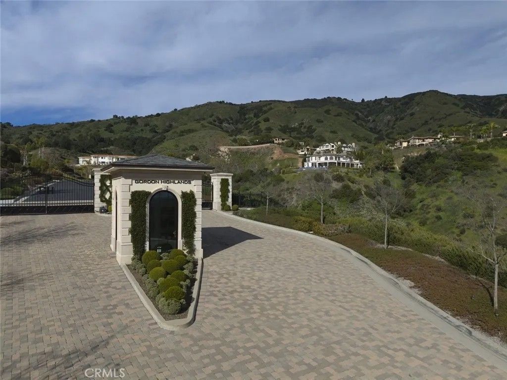 Photo of 685 Gordon Highlands, Glendora, CA 91741 (MLS # CV26033261)