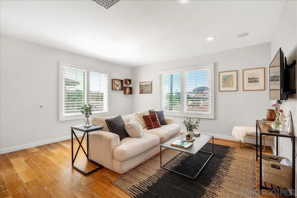 Photo of 2828 Famosa Blvd #305, San Diego, CA 92107 (MLS # 260006602)