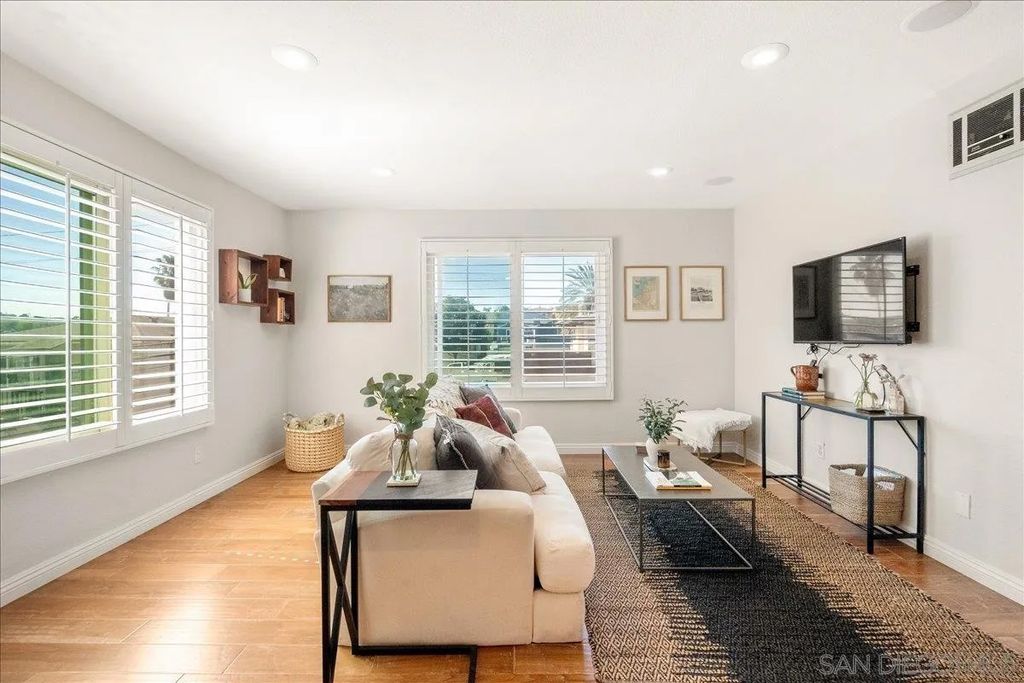 Photo of 2828 Famosa Blvd #305, San Diego, CA 92107 (MLS # 260006602)