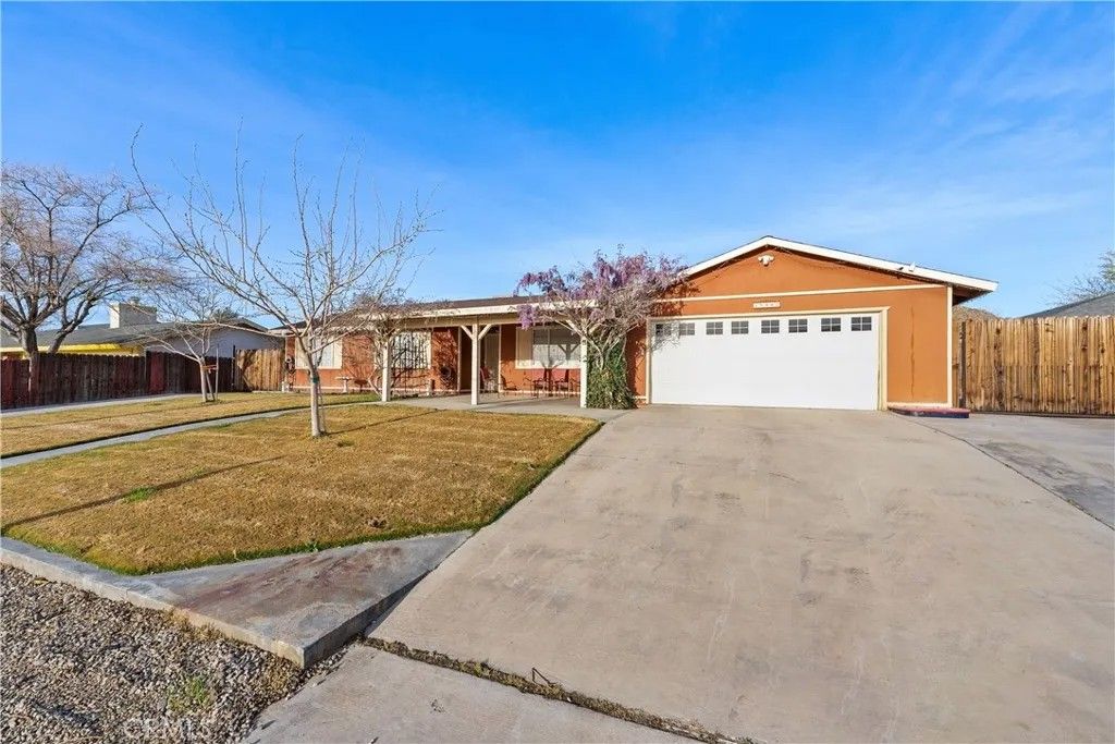 Photo of 39443 162nd St, Lake Los Angeles, CA 93591 (MLS # SR26057299)