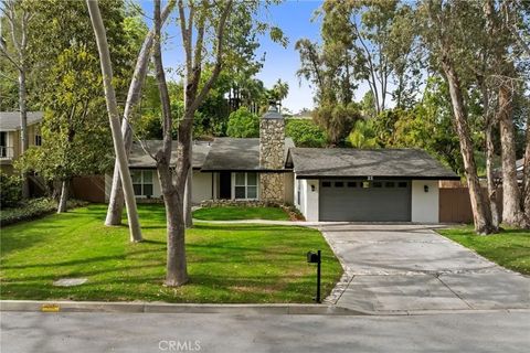 Photo of 25 Encanto Drive, Rolling Hills Estates, CA 90274 (MLS # SB26042040)