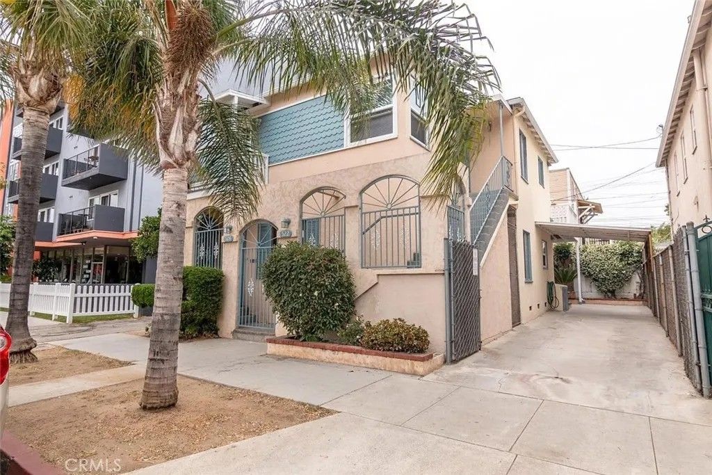 Photo of 522 Linden Ave, Long Beach, CA 90802 (MLS # CV26017997)