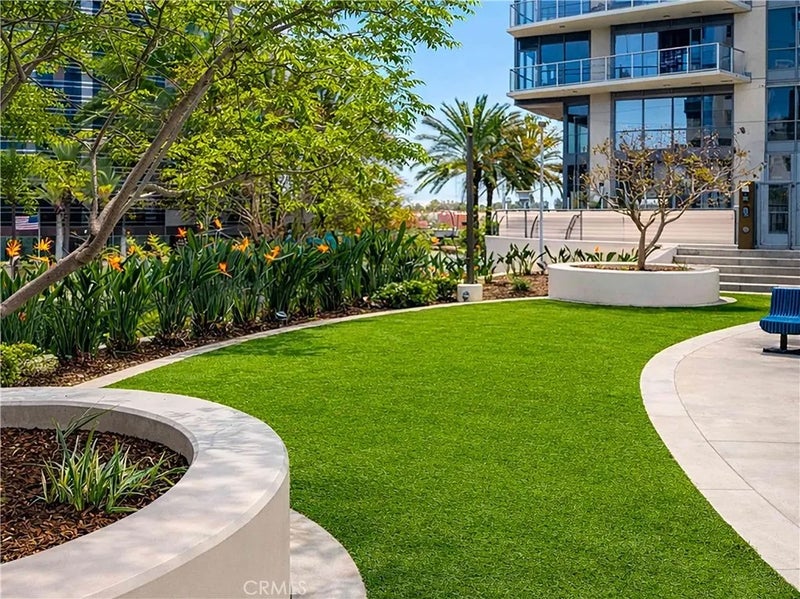 9 MacArthur Place 404