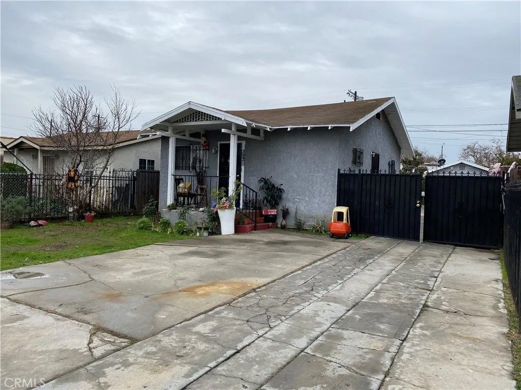 Photo of 528 W 107th St, Los Angeles, CA 90044 (MLS # IV26006097)