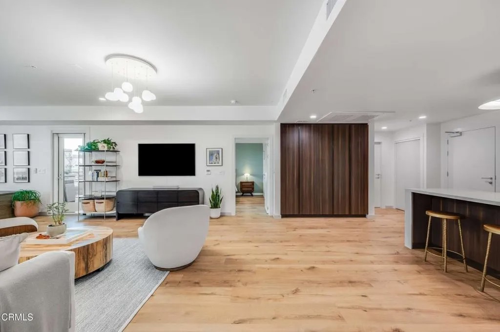 39 S Los Robles Avenue 5016