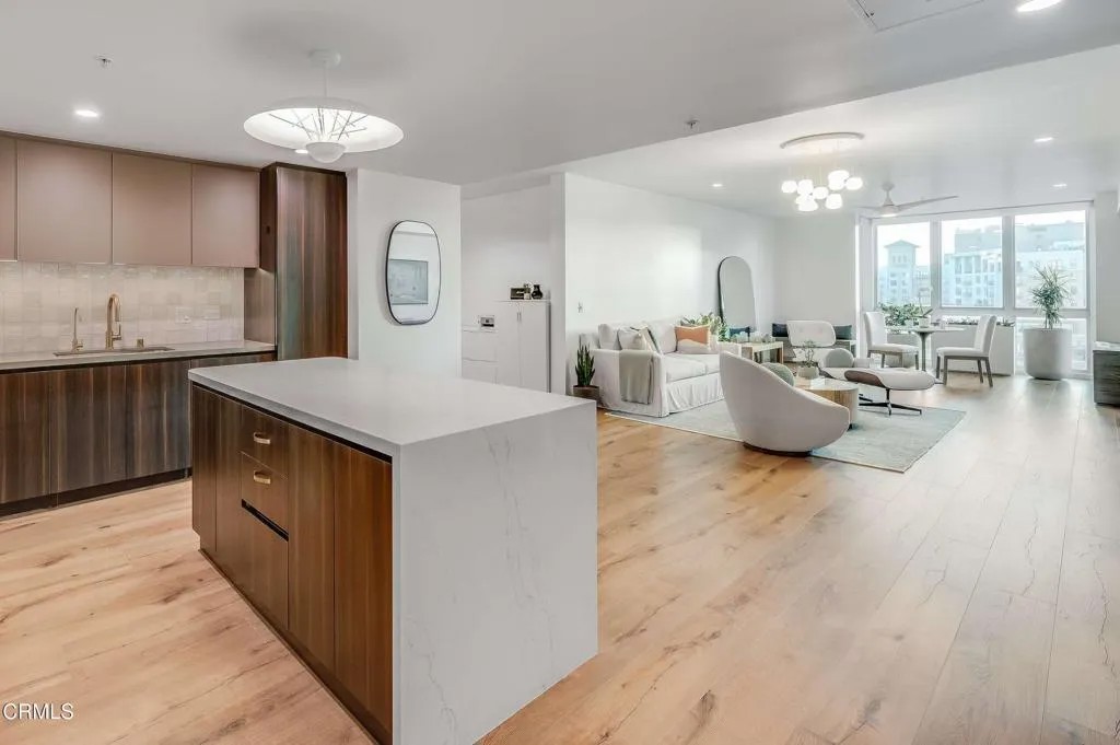 39 S Los Robles Avenue 5016