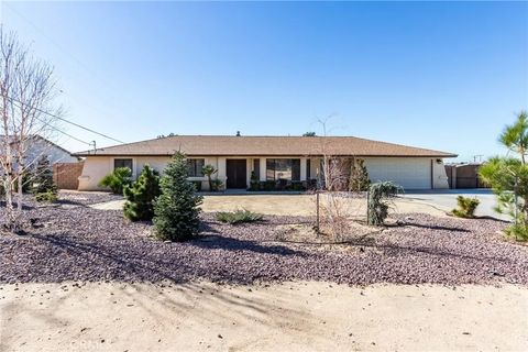 Photo of 14076 Wawona Road, Apple Valley, CA 92307 (MLS # HD25274052)