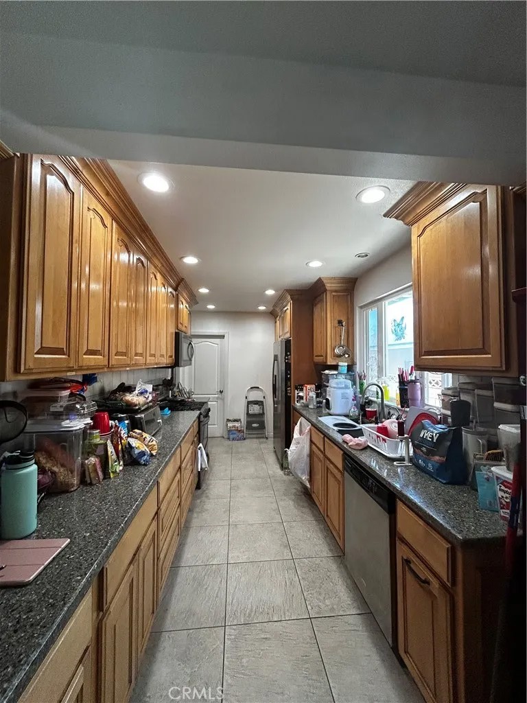 1737 W Beacon