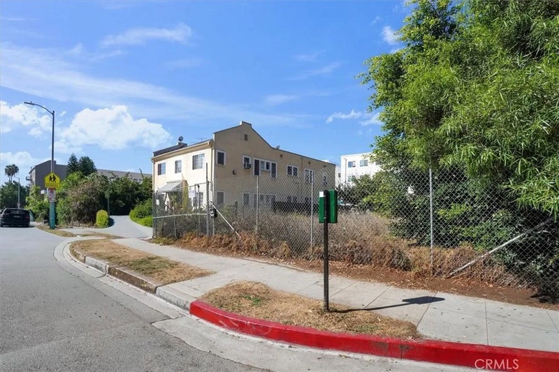 1449 N Bronson