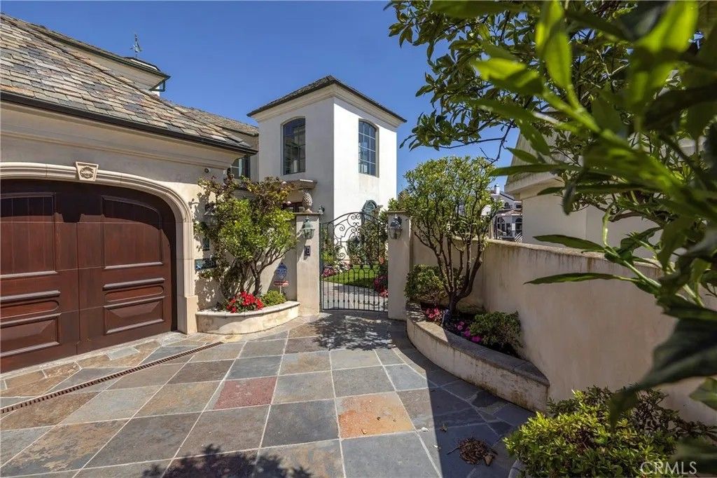 Photo of 3322 Devon Cir, Huntington Beach, CA 92649 (MLS # OC26079721)