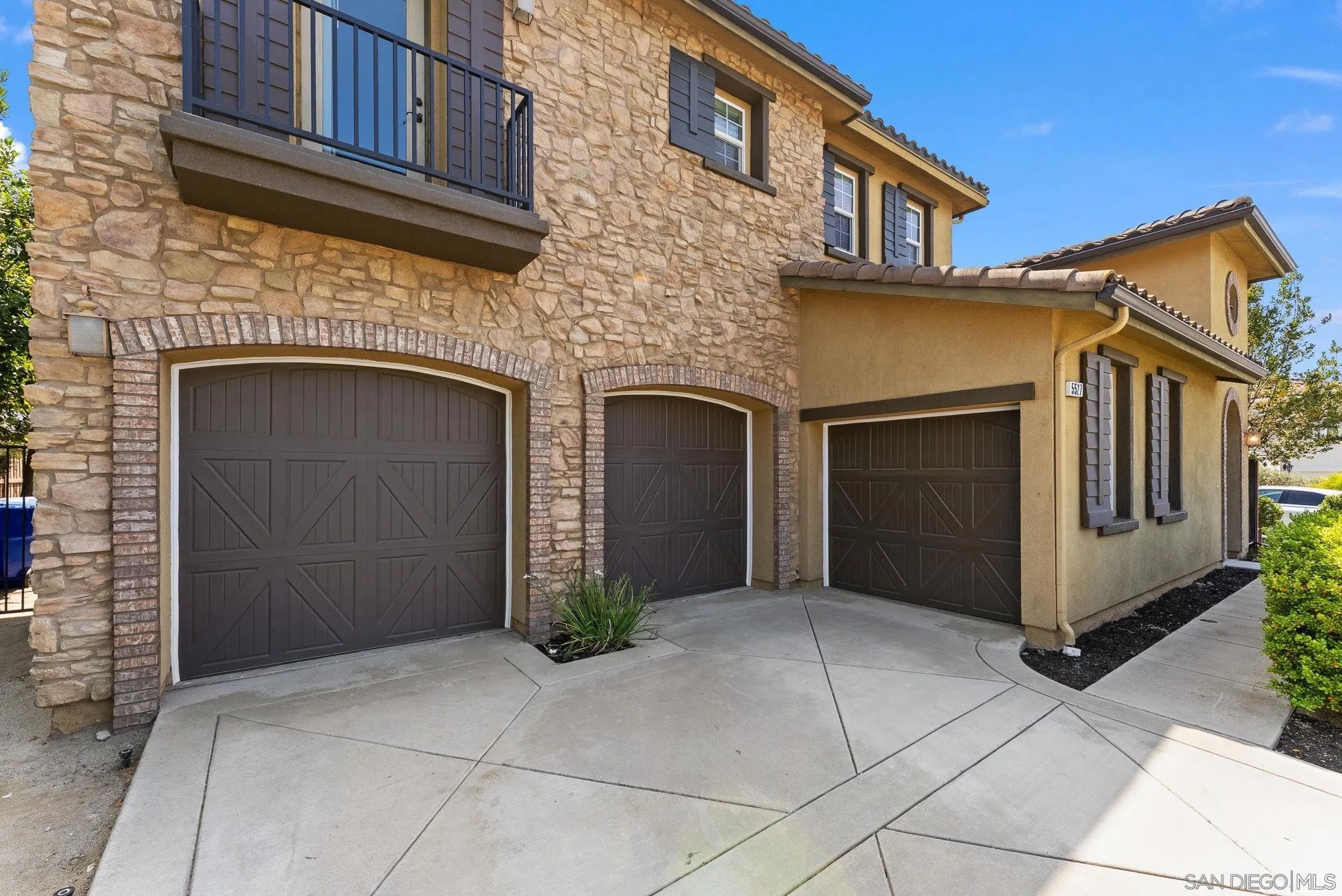 5527 Alexandrine Ct