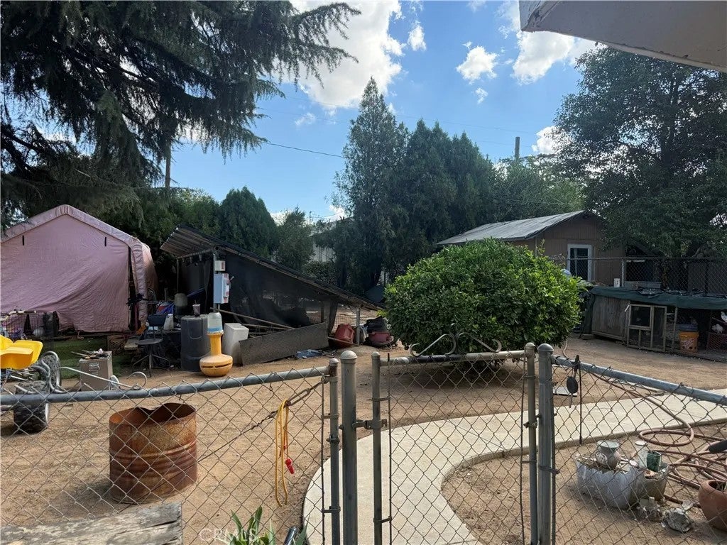 1086 N California
