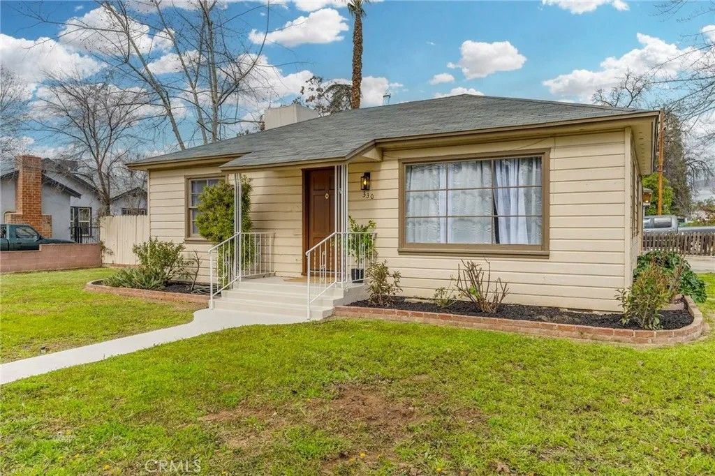 Photo of 330 Lincoln St, Bakersfield, CA 93305 (MLS # CV26034142)