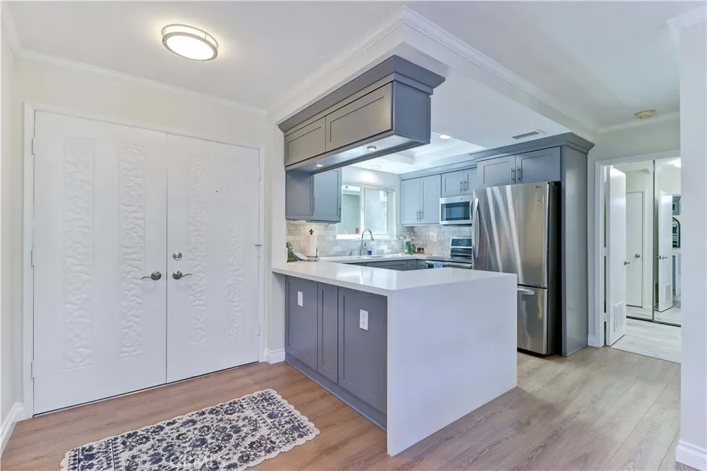 2405 Via Mariposa West 1H